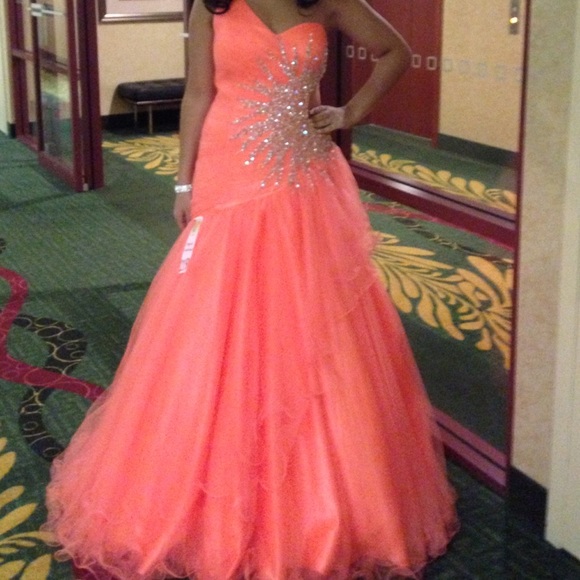 Mac Duggal Formal Dress - Picture 8 of 9